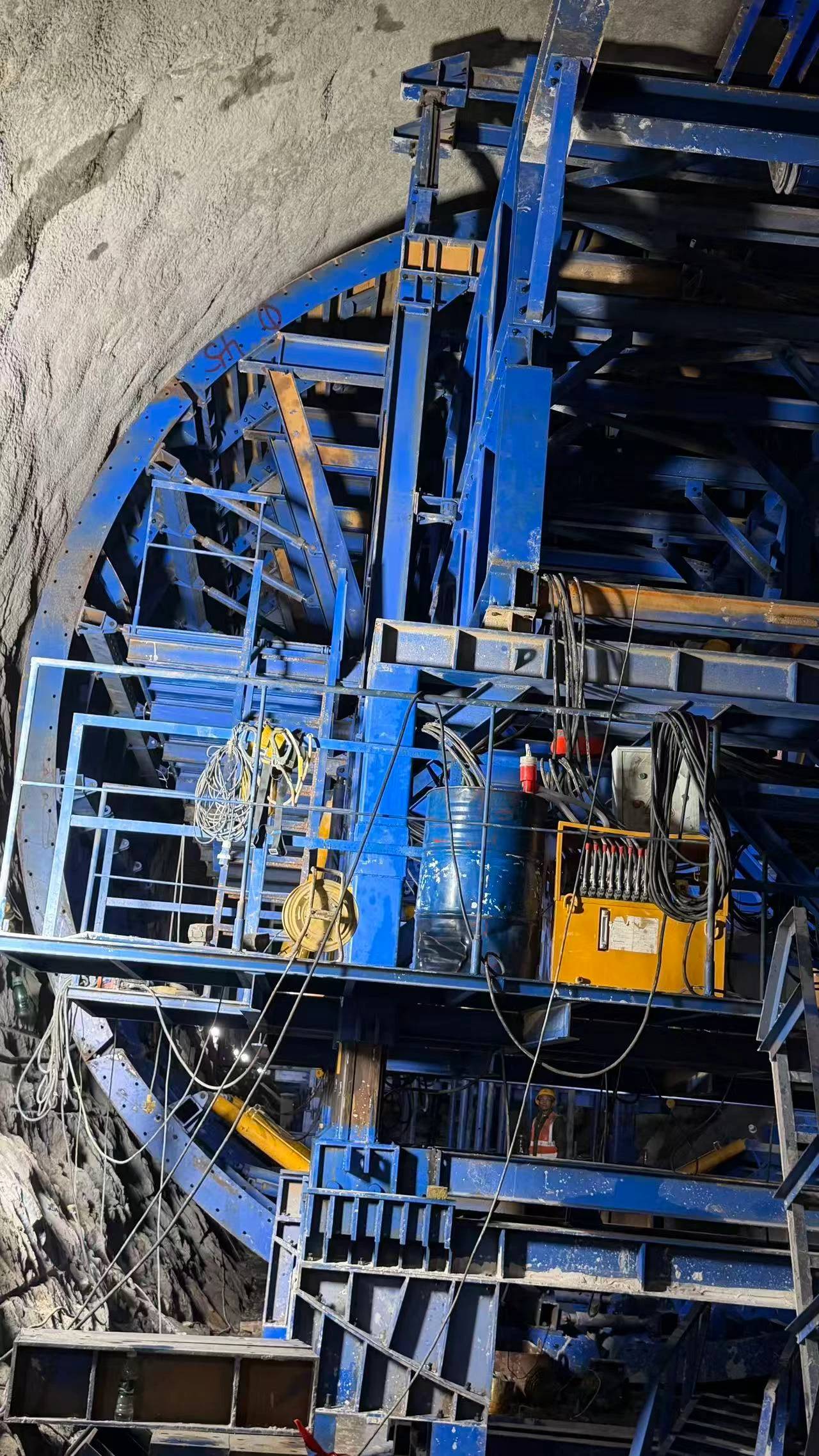 Tunnel lining trolley · Photo 1