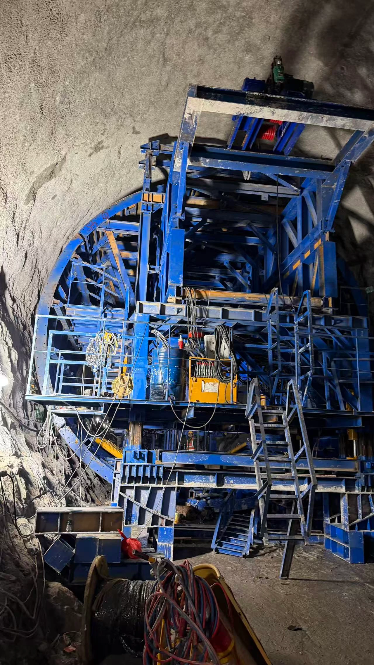 Tunnel lining trolley · Photo 2