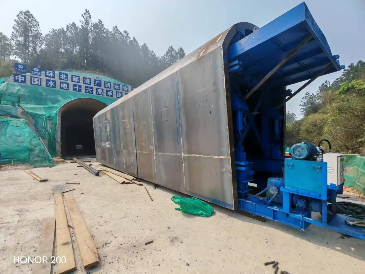 Tunnel lining trolley