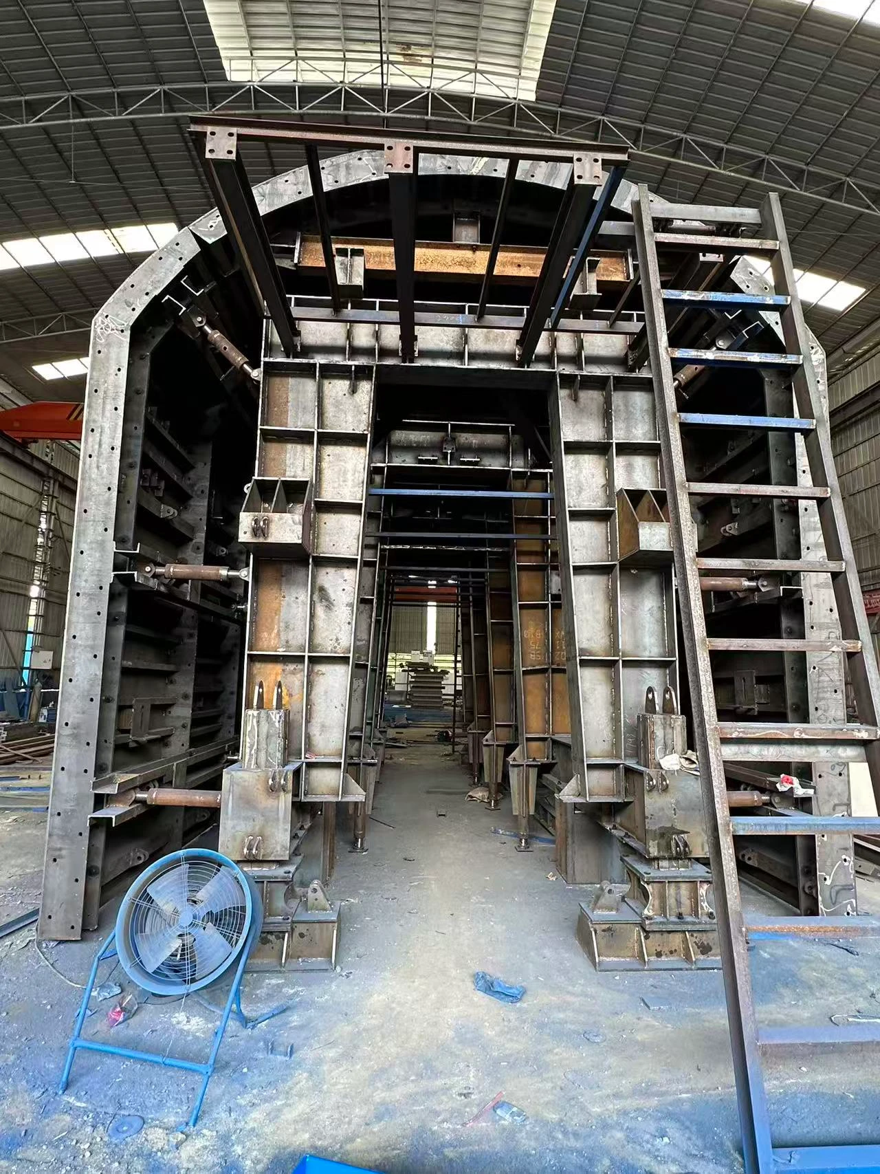 Tunnel lining trolley · Photo 7